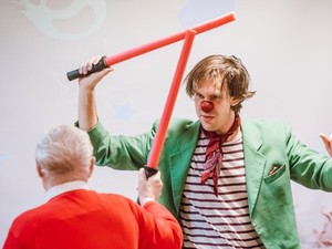 Ilyen egy bohócdoktor napja az idősek otthonában, ahol valaki a szerelmeként, valaki az unokaöccseként tekint rá