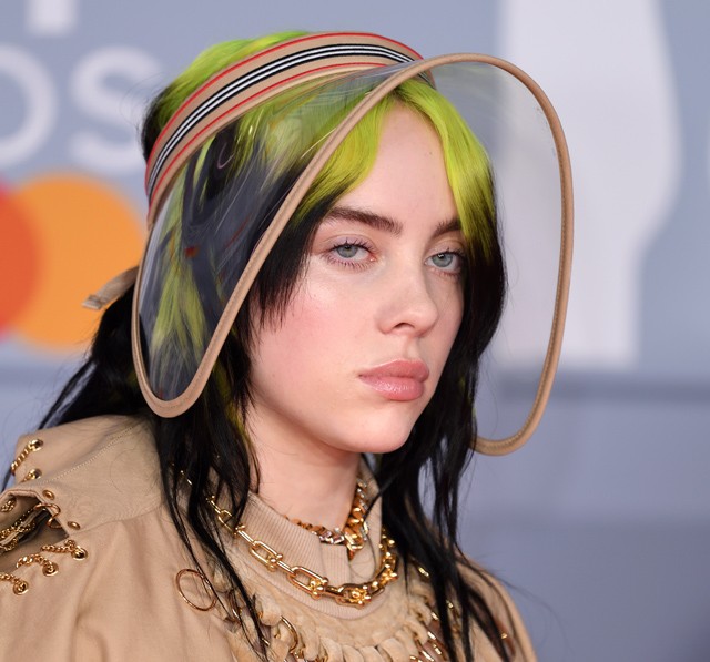 Billie Eilish napellenzős főkötőben
