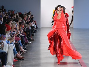 Rákkal küzd a legendás modell, aki a párizsi divathéten királynőként tért vissza