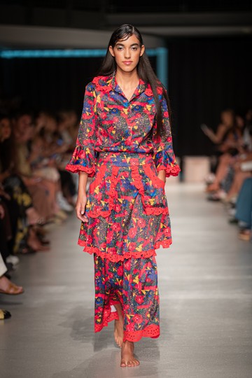 Romani Design 2025 tavasz-nyár kollekciójának bemutatója a BCEFW divathéten