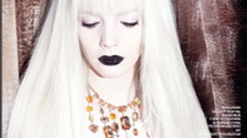 Srej Zsófi platinaszőkére váltott