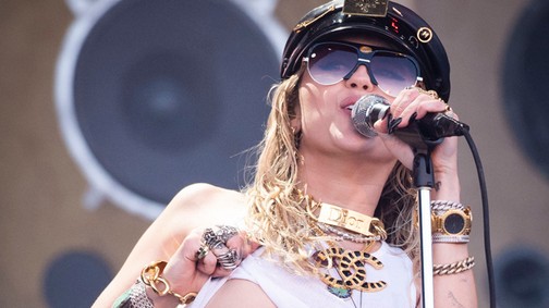 Valamiért pornós pucsítással támadnak a hírességek az Instán