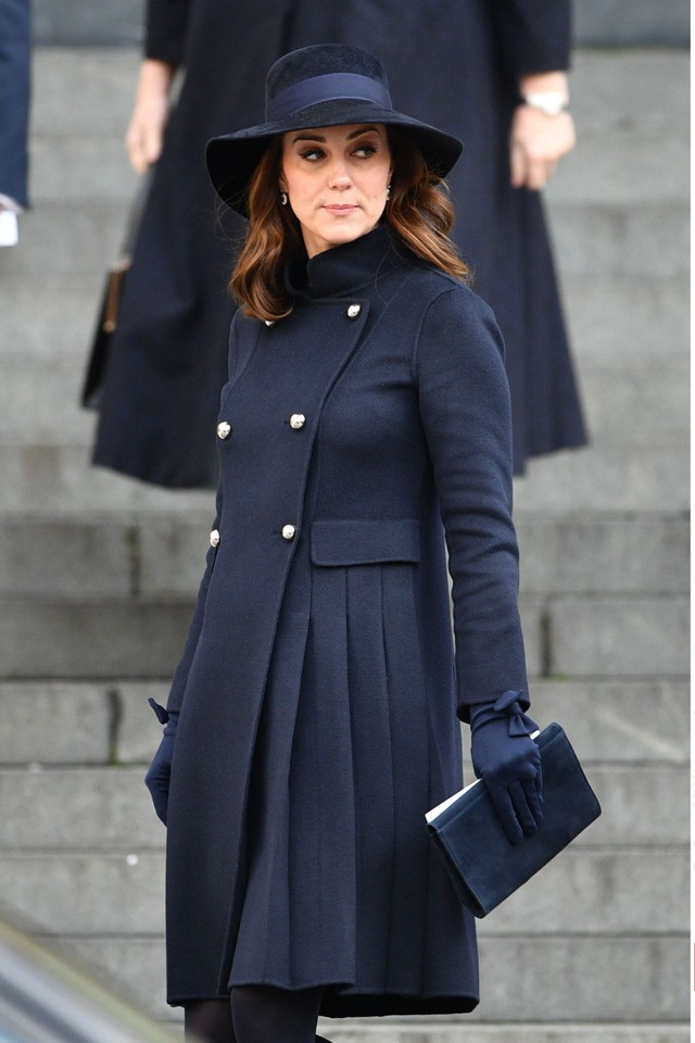 Már nagyon nagy Kate Middleton pocakja, elegáns kabátruhába próbálta rejteni