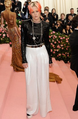 Kristen Stewart vad hajszíne és sminkje mellett a visszafogott, flitteres Chanel szett teljesen háttérbe szorult.