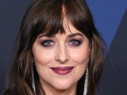 Dakota Johnson szexi bálkirálynő módjára érkezett a Governors gálára