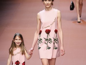 Éljenek az anyukák! Soha cukibb divatbemutató még nem volt!