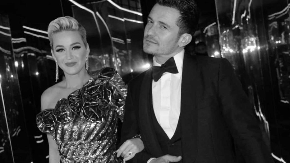 Katy Perry egy gyönyörű ezüst ABODI ruhában lejtett végig a vörös szőnyegen Orlando Bloom oldalán