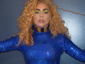 Lady Gaga egyik fotóján a fenekét, másikon a mellét tolja az arcunkba!