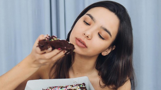 3 étel, amit soha, semmilyen körülmények között ne egyél lefekvés előtt a szakértő szerint