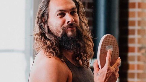 Ezt mindenkinek látnia kell: Jason Momoa baltát dobál félmeztelenül