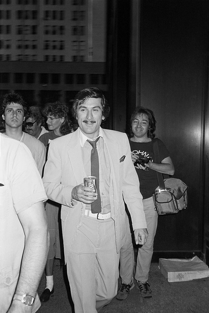 A világ még csak ismerkedett vele, de ő már pontosan tudta, mit akar. A laza öltöny, a bajusz és a huncut mosoly együtt olyan energiát sugároznak, amit tanítani lehetne.