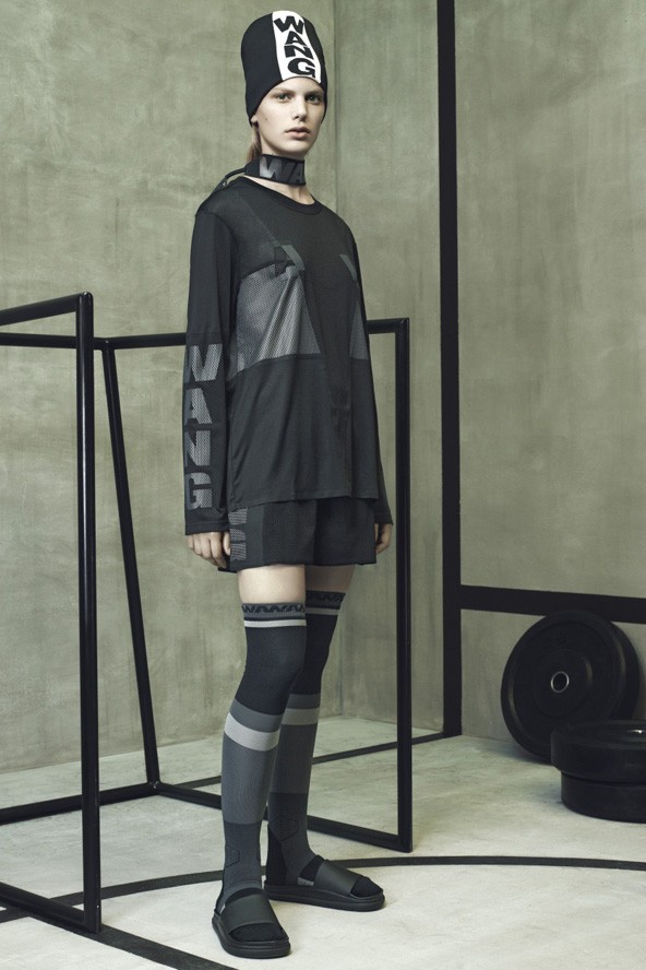 Légáteresztő hosszú ujjú póló 9990 Ft Sort 12 990 Ft Sapka 6990 Ft Napszemüveg + pánt 8990 Ft Zokni 3990 Ft Bőr papucs 17 990 Ft 