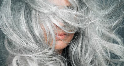 Ne félj megmutatni a valódi éned: a természetesen ősz haj menő!