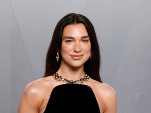 Dua Lipa pucérfelsőjénél rég láttunk izgalmasabbat, csupán gombok takarják az énekesnő testét