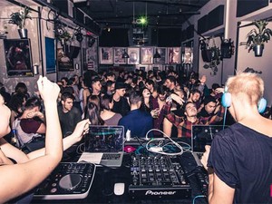 Hajnalig nem fogsz lejönni a táncparkettről - ez Budapest legmenőbb partisorozata most