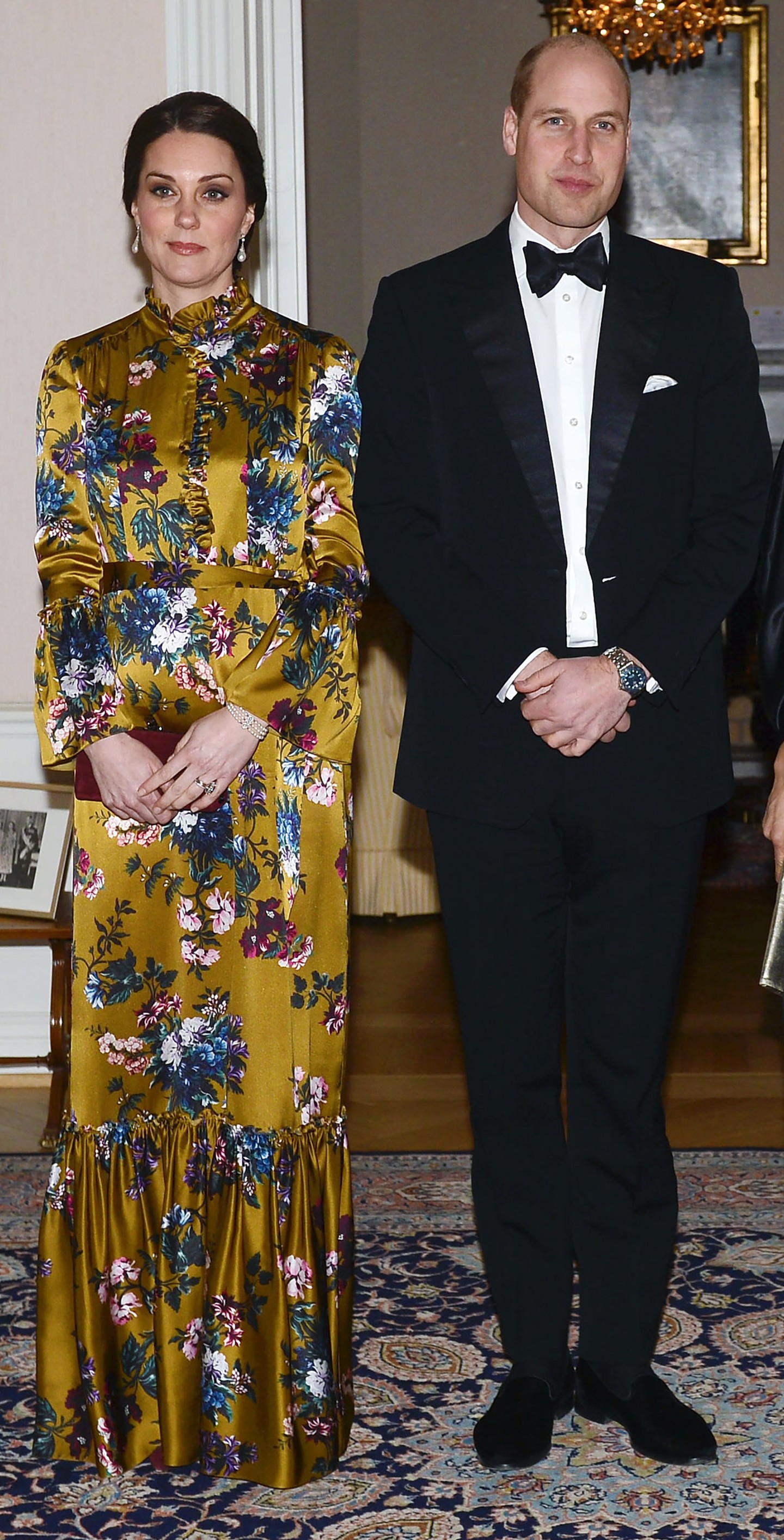 Egy 2018-as svédországi vacsorán Katalin hercegné egy arany, virágmintás Erdem ruha mellett tette le a voksát, ami a royal-fanok szerint előnytelenül állt neki. Ma valószínűleg már ő sem viselné, hiszen a hatalmas minták és a fodrok kombinációja már nem igazán passzol a jelenlegi, letisztult stílusához. 