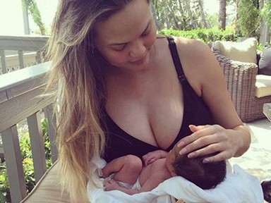 Első fotó! Chrissy Teigen meg is mutatta újszülött kisbabáját