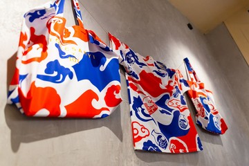 A TOMCSÁNYI X 101 limitált kollekció a kortárs magyar design és az ázsiai inspiráció találkozása, amely pólóval és tote baggel hozza el Budapest egyik legizgalmasabb divat-gasztro együttműködését
