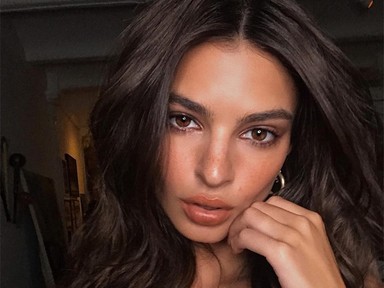 Emily Ratajkowski műanyag kabátban villantott hatalmasat