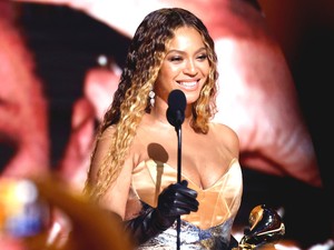 Beyoncé dugó miatt késett a Grammy-gáláról, de így is ő volt az est királynője 