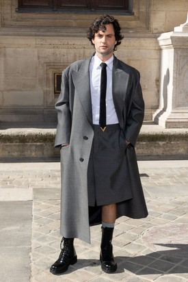 Október elseje, a nap, amikor Penn Badgley Serena van der Woodsennek öltözött. A You és a Gossip Girl sztárja egy irgalmatlan vagány szettet viselt a párizsi divathéten, ez a szoknya és kabát kombó a Valentino divatbemutatójának tökéletes gyöngyszeme volt. 