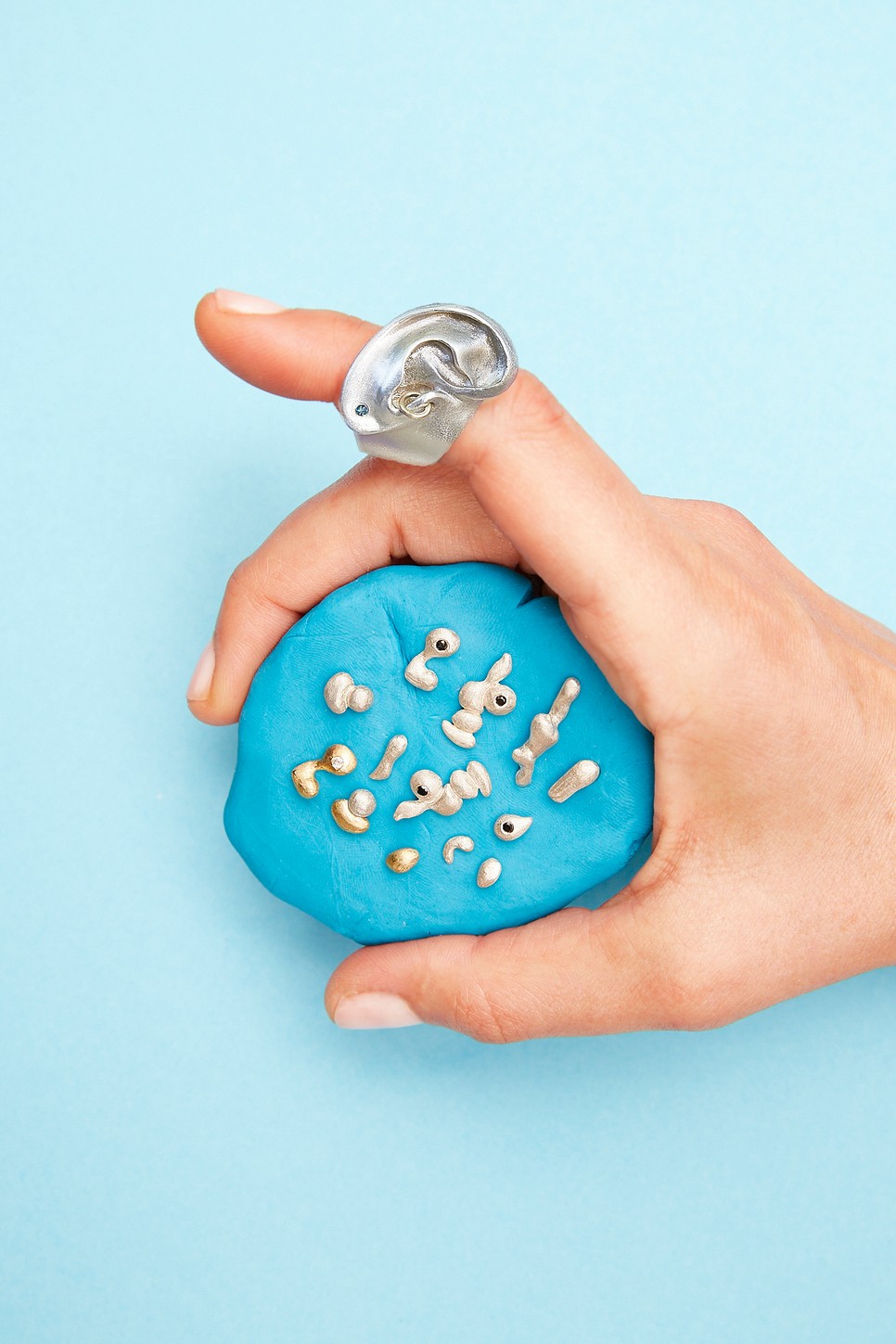 Ötvösként és aranyművesként is fontos Dévényi Dalma számára a közösség építése, ezért képzést indított osztálytársaival.