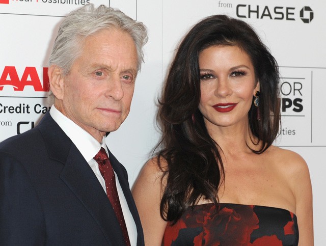 Catherine Zeta-Jones és Michael Douglas – 25 évA sztárpár, bár 25 év különbséggel, de egy napon született. 1996-ban mutatták be őket egymásnak Danny DeVito egy filmfesztiválon, majd Douglas 1999-ban kérte meg Zeta-Jones kezét. Első fiuk ez év augusztusában született meg, az esküvőre pedig 2000-ben került sor. A kétgyerekes sztárpár válása már többször téma volt, de most is boldogok