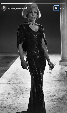 Sweeney megjelenése Kim Novak 1968-as Lylah Clare legendája című filmjének egyik jelmeze alapján készült. És micsoda finom referencia: a színésznő épp egy Novakról készült fotót posztolt az Instagramra, mielőtt megérkezett a Met gálára. rafinált!