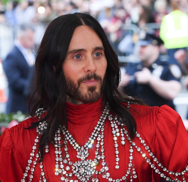 Jared Leto levágott fejével lépett a vörös szőnyegre