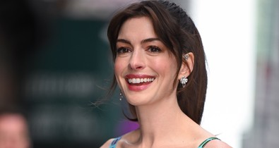 Anne Hathaway vörös bőrszerkóban lopta el a showt