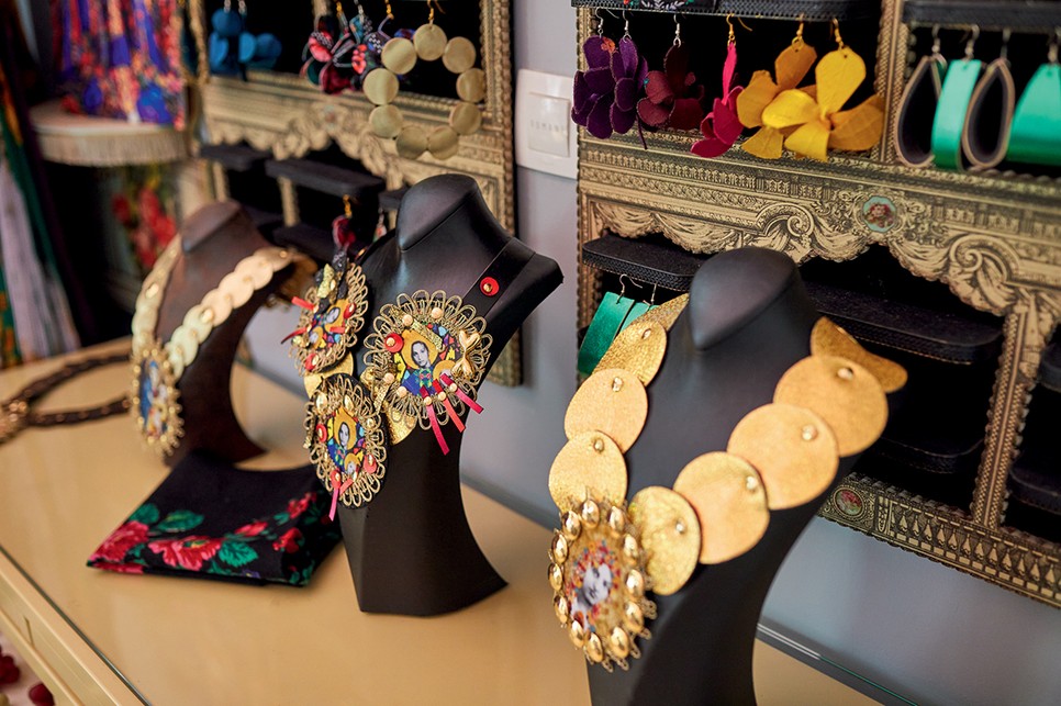 Különösen érdekes, hogy a roma képzelet nagyon színes hagyománya mellett a jellegzetes roma vallásosság is központi szerepet játszik a tervezésben. A ruhákon és a kiegészítőkön Szűz Mária-ábrázolások, szent tárgyak és családi fotók montázsa látható