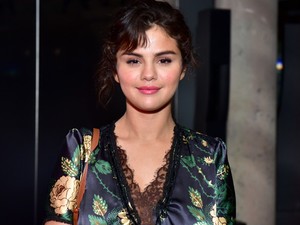 Selena Gomez micsoda kombinéruhában divatozik