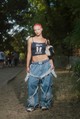 Ismét a 2000-es évek világában járunk, ahol az alternatív streetwear kortárs darabokkal párosul. A rajzfigurás crop top a korabeli nyomatokat idézi, míg a bő szabású farmer a skater- és rave-divat újraértelmezése.
