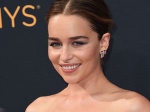Emilia Clarke rózsaszínű Emmy ruhája kész álom