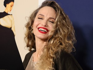 7 pillanat, amikor Angelina Jolie melltartó nélkül jelent meg a vörös szőnyegen: csak úgy sugárzott a színésznő a magabiztosságtól