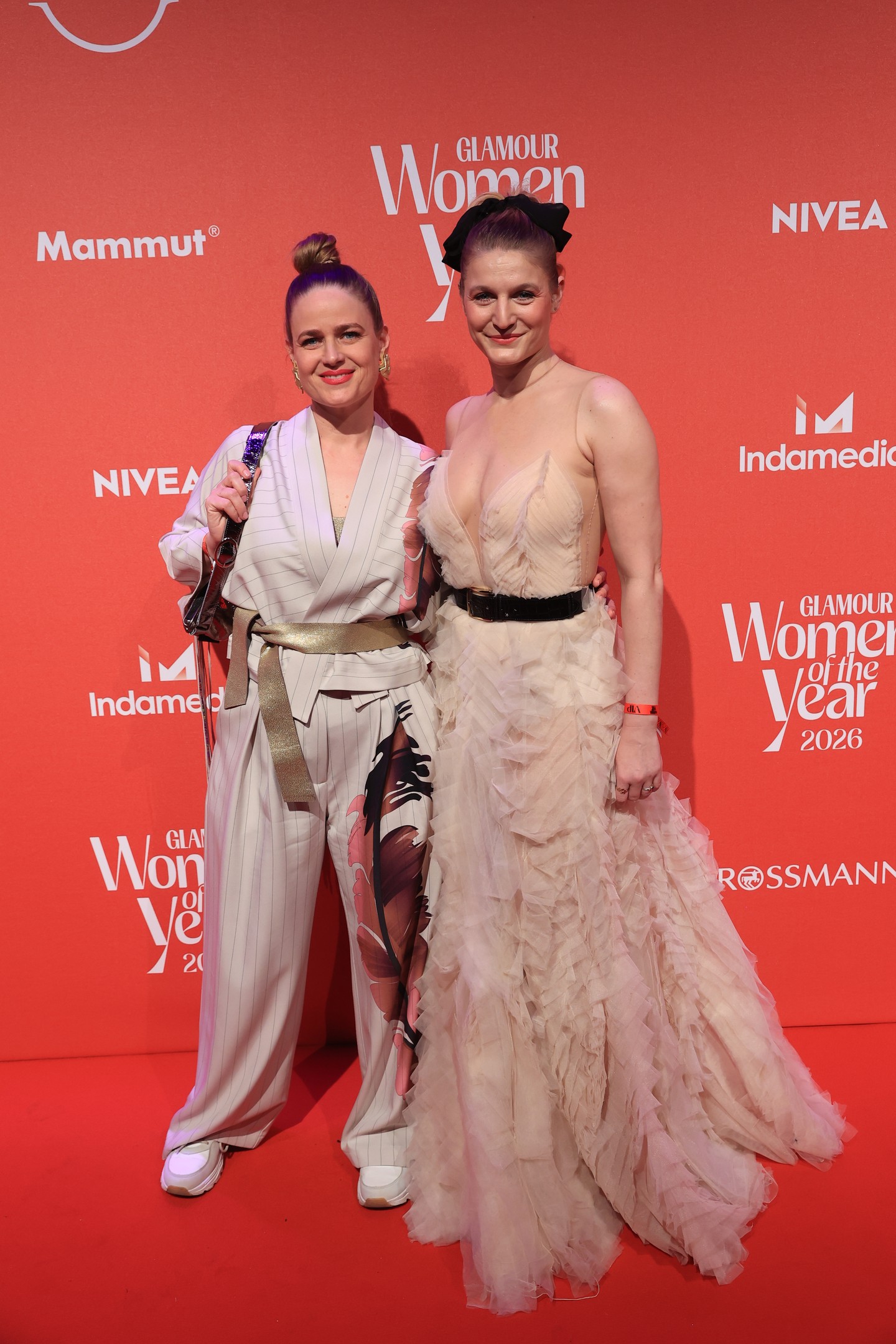 Míg Réti Adrienn a maszkulin stílusra szavazott, Földes Eszter egy merész, púderszínű Elysian szettbe bújt, amelyet idén a Budapest Central European Fashion Week kifutóján is láthattunk. 