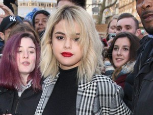 Selena Gomez, mi ez? Hatalmas cicivillantás az utcán