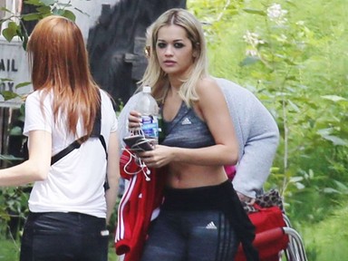 Simán elmennél az utcán a smink nélkül flangáló Rita Ora mellett!