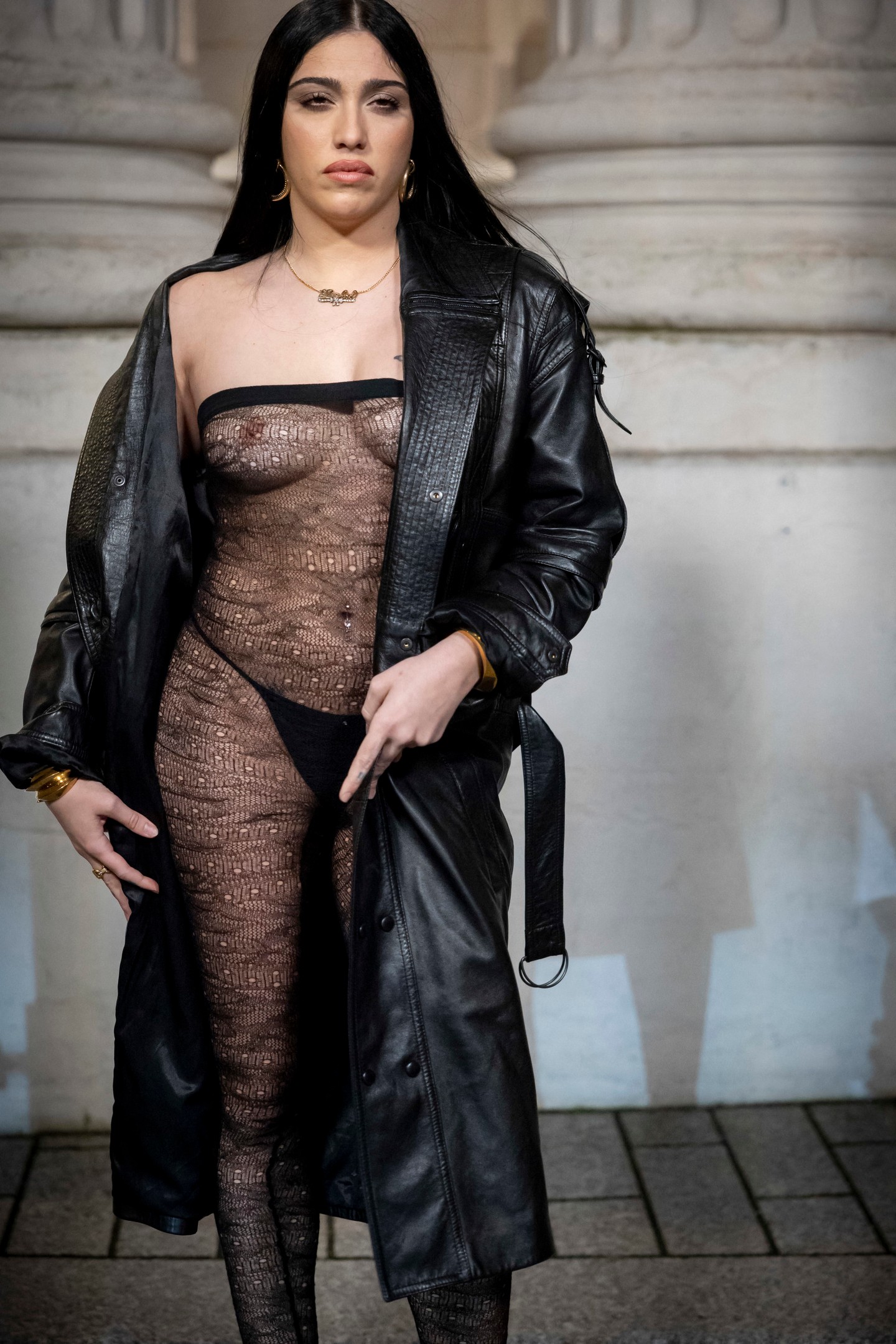 Pucérruha melltartó nélkül? Lourdes erre bármikor igent mond. Elképesztő, milyen magabiztosságal mutatja meg a testét. (2025)