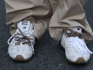 Pillanatok alatt fehér lesz még a legkoszosabb fehér tornacipő és sneaker is ettől a zseniális trükktől