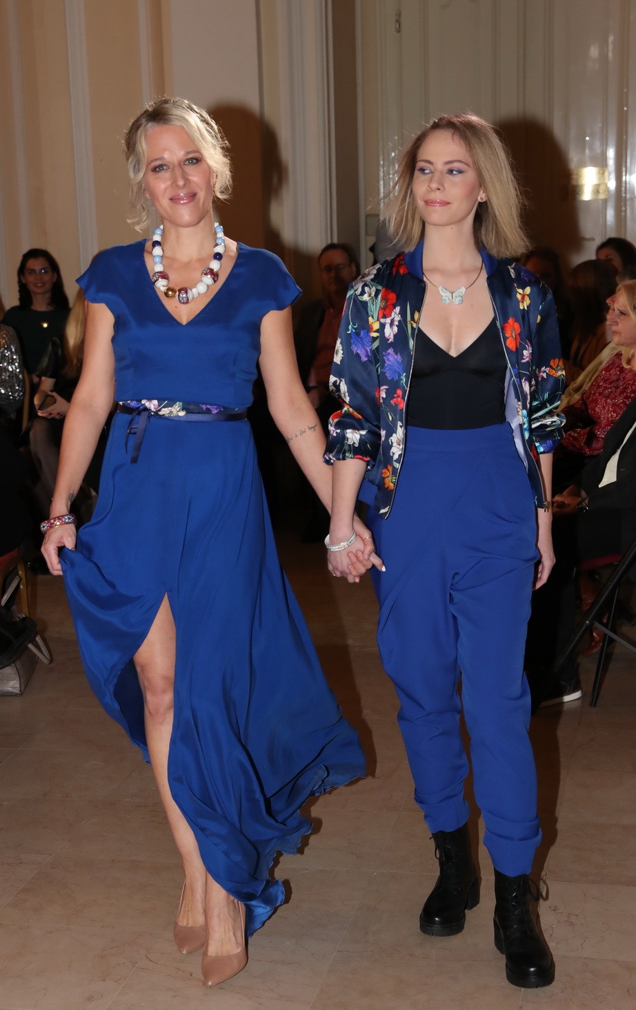 Az ékszerek gyönyörűen harmonizálnak a kék árnyalatokkal