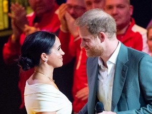 Elolvadunk: Harry és Meghan csókja a színpadon
