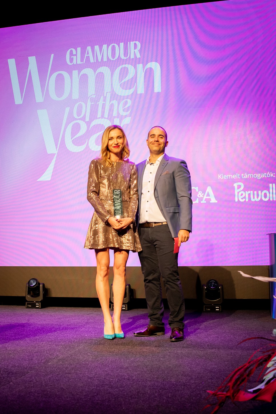 Dobos Evelin, Az év színésznője kategória győztese és Deli Károly, a Carlsberg Hungary Kft. marketing vezetője