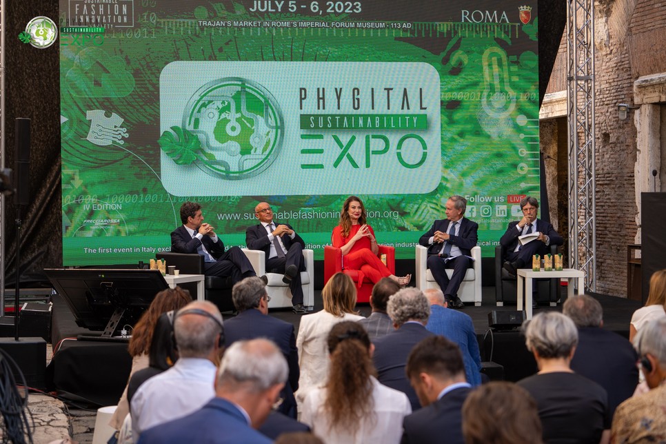 A Phygital Sustainability Expo-n vezető politikusok, textilgyártók, innovátorok, divattervezők, közösségi média szereplők, akadémikusok együtt beszéltek arról, hogy hogyan lehet megváltoztatni, ökotudatosabbá tenni a divatot