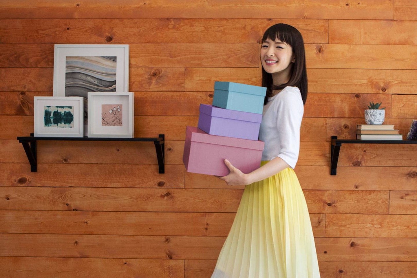 Rendrakás Marie Kondóval - A mariekondózás már-már szállóigévé vált, és lehet neked is pont erre van szükséged az életed letisztázásához. Marie Kondo megtanít hogyan rendszerezd a szekrényed, az otthonod, de az egész életed is, ha kell. Ha kicsit ki akarsz zökkenni a valóságból pár órára, akkor erre a sorozatra van szükséged, és a rendrakás utána soha nem fog ennél jobban esni.