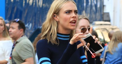 Nyakigláb! Cara Delevingne elképesztő optikai trükkje