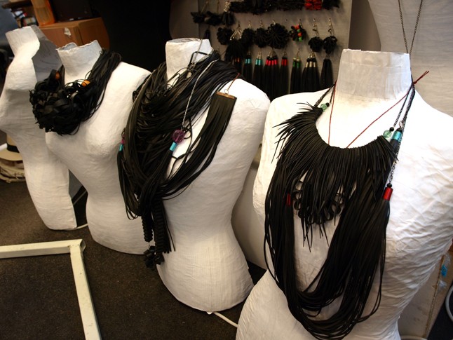 Így születik gyönyörű ékszerként újjá a bicikligumi