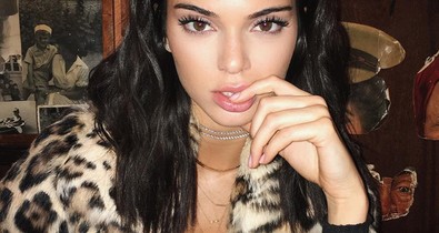 Kendall Jenner papucs-zokni párosítása borzalmas lenne, ha nem ő viselné!