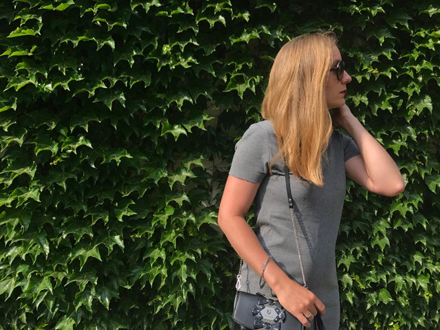 Szürke ruha, kényelmes cipő mára Takács Judittól