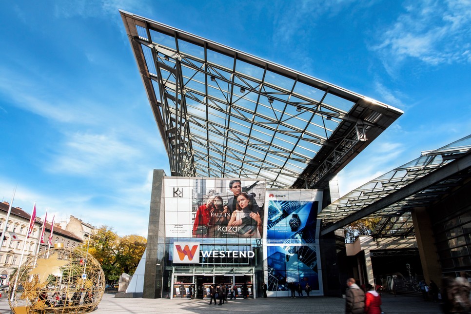 Ideális parkolás a belvárosban, ahonnan könnyen be lehet szerezni mindent az ünnepekre.